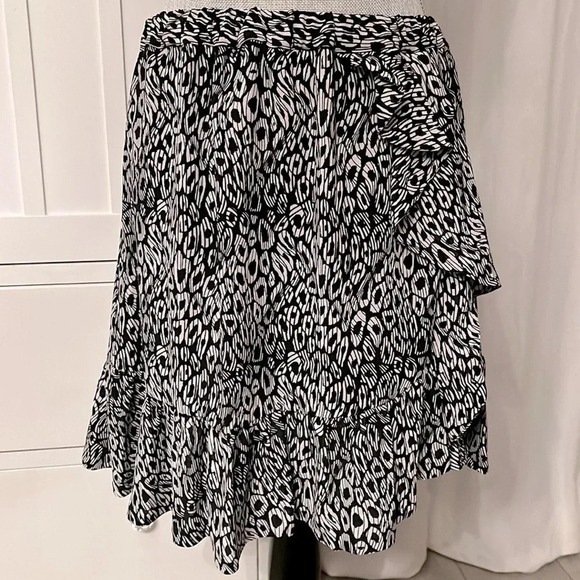MICHAEL KORS NWOT Animal Print Sleeveless Ruffle Top, Size M - Picture 10 of 13